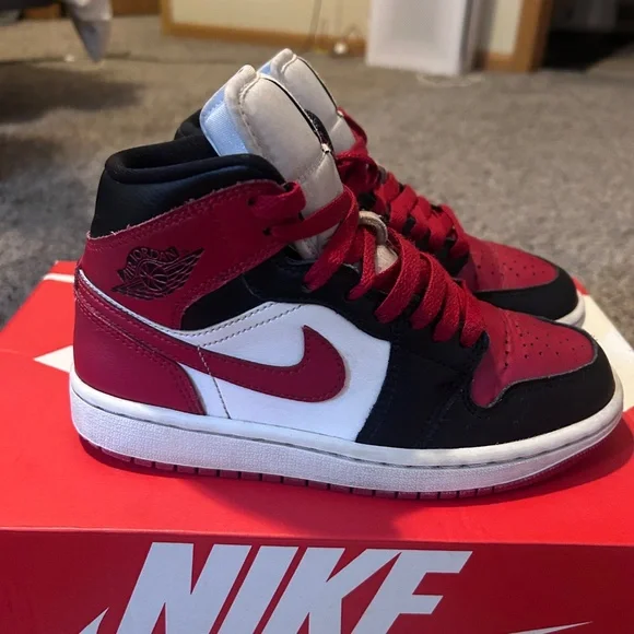 Air Jordan 1 Mid - Picture 3 of 5